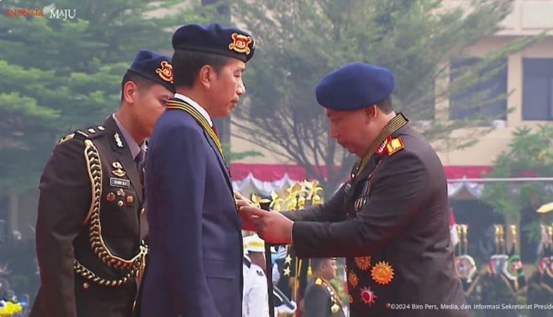 Kapolri Jenderal Listyo Sigit Prabowo menyematkan medali kehormatan Loka Praja Samrakshana kepada Presiden Jokowi. (Foto Youtube Setpres).