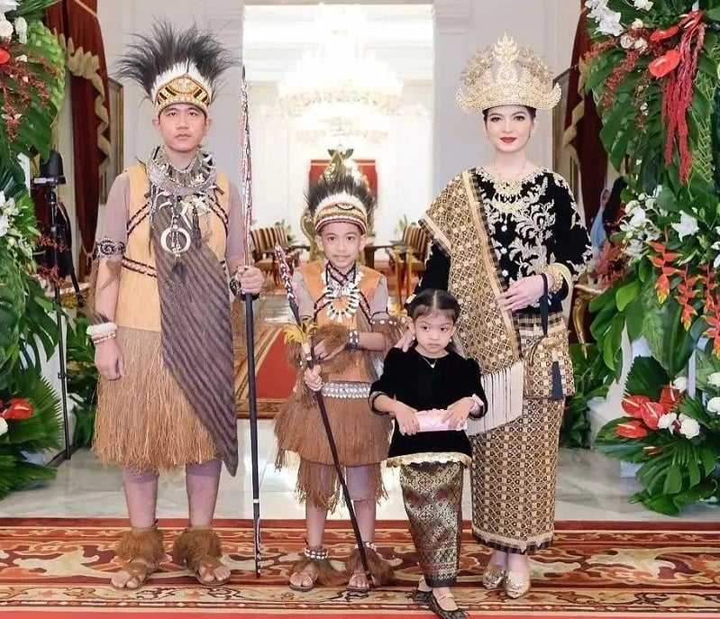 La Lembah Manah bersama kakaknya Jan Ethes Srinarendra dan kedua orang tuanya, Gibran Rakabuming Raka-Selvi Ananda. (Foto: Istimewa/Selvi Ananda)