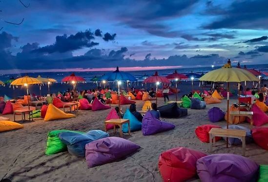 D'joglo beach cafe Bali salah satu tempat nongkrong asyik di Pulau Dewata. (Foto: Instagram)