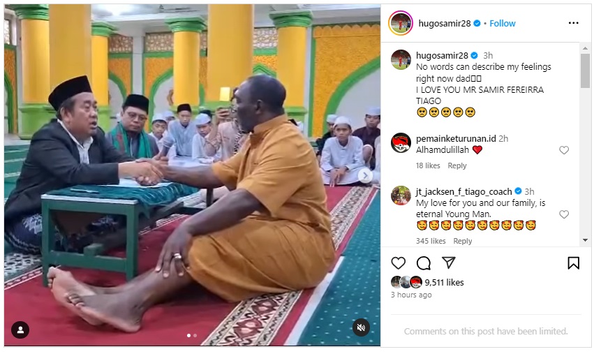 Jacksen F Thiago (kanan) mengucapkan dua kalimat syahadat di Pondok Pesantren Nabil Husein, Samarinda, Selasa (15/10/2024). (Foto: Instagram @hugosamir28)