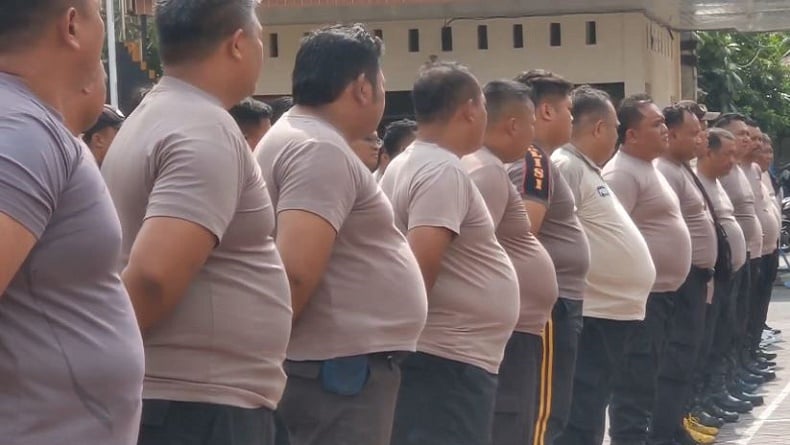 Puluhan anggota Polres Trenggalek yang mengalami obesitas saat mengikuti program penurunan berat badan. (Foto: iNews/Anang Agus Faisal)