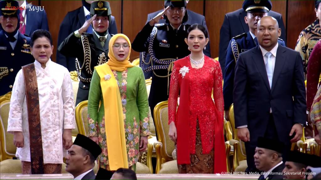 Iriana Jokowi (paling kiri) dan Selvi Ananda (dua dari kanan). (Foto: Youtube/Sekretariat Presiden)