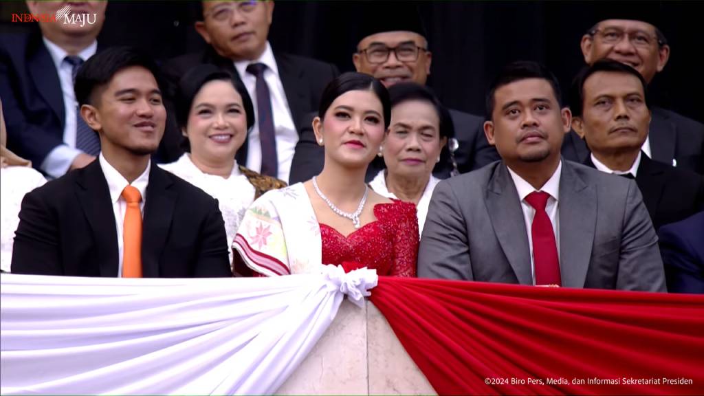 Kaesang Pangarep (kiri), Kahiyang Ayu (tengah), dan Bobby Nasution (kanan). (Foto: Youtube/Sekretariat Presiden)