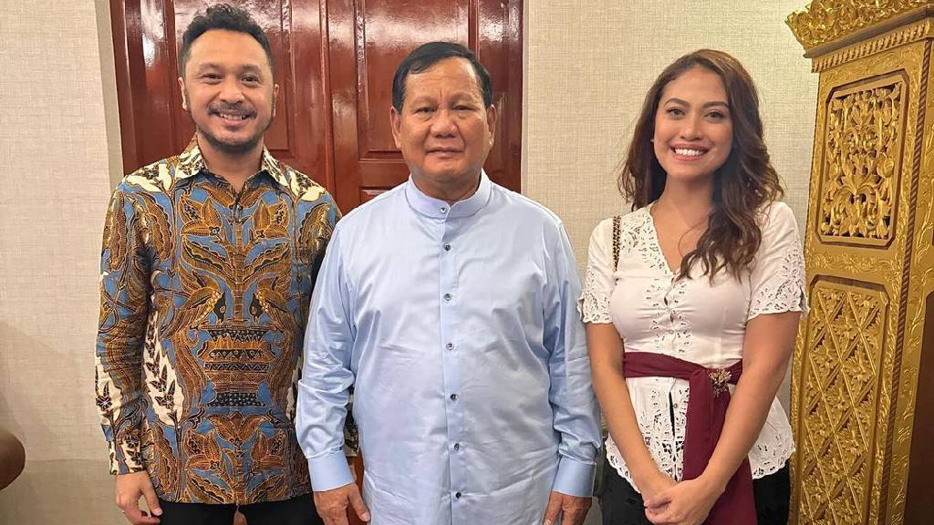 Giring Ganesha (kiri) berfoto bersama Presiden Prabowo (tenang) dan Cynthia Ganesha (kanan). (Foto: Instagram)