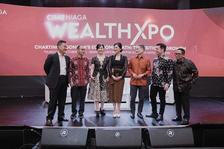 Jajaran Direksi CIMB Niaga bersama narasumber pada sesi Wealth Roundtable. (Foto: dok CIMB Niaga)