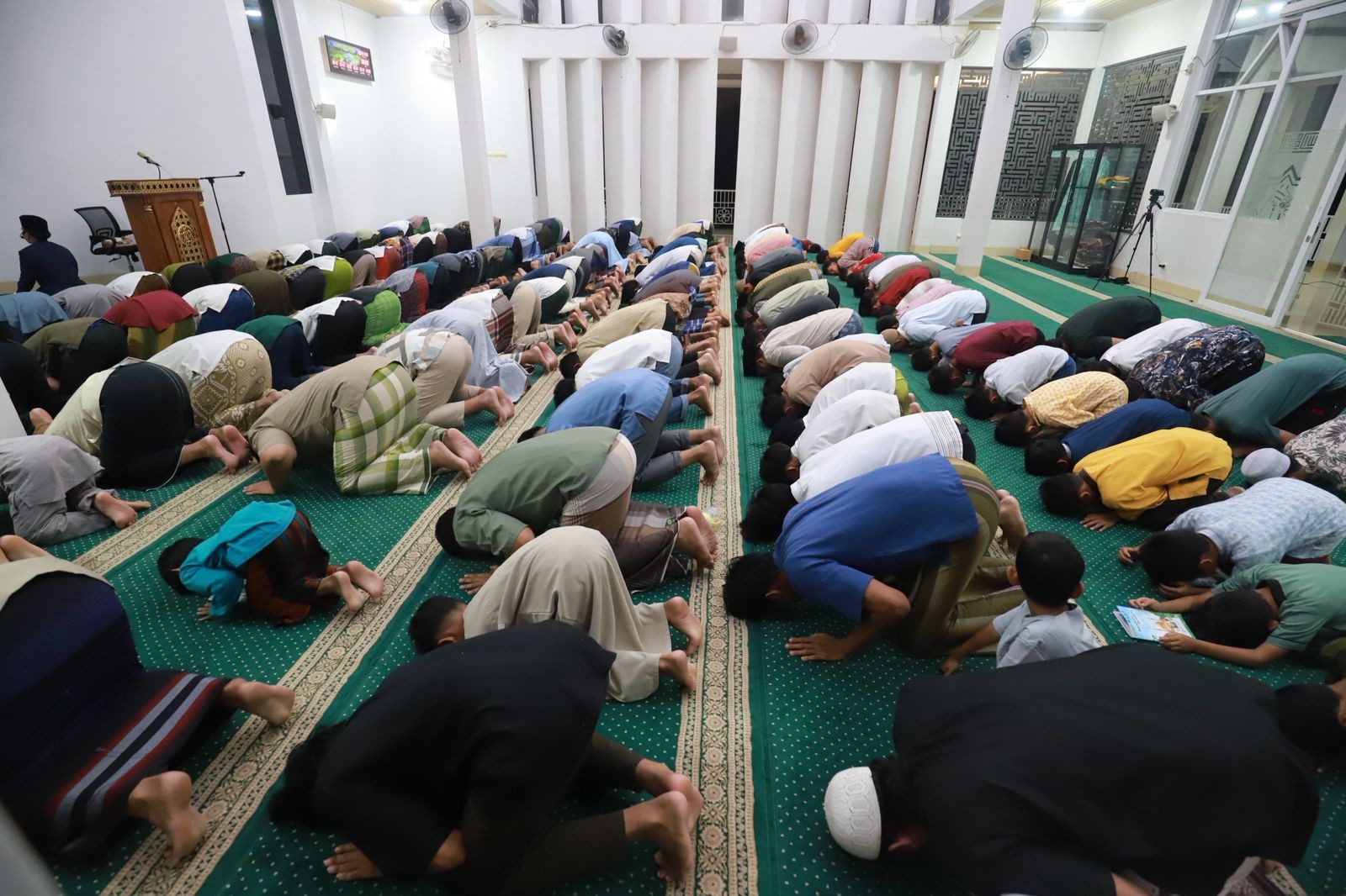 Warga Muhammadiyah Melaksanakan Tarawih Pertama Ramadan 1447 H