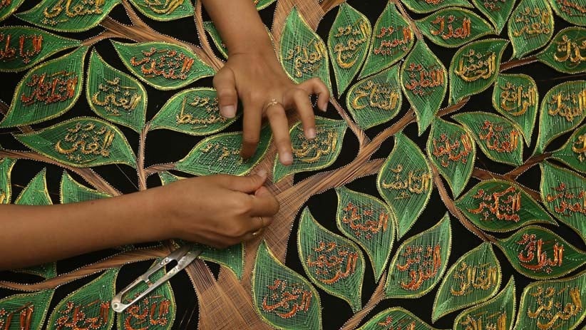 Perajin kaligrafi  tembaga di Cepogo, Boyolali, Jawa Tengah. (Foto: iNews/Tata Rahmanta)