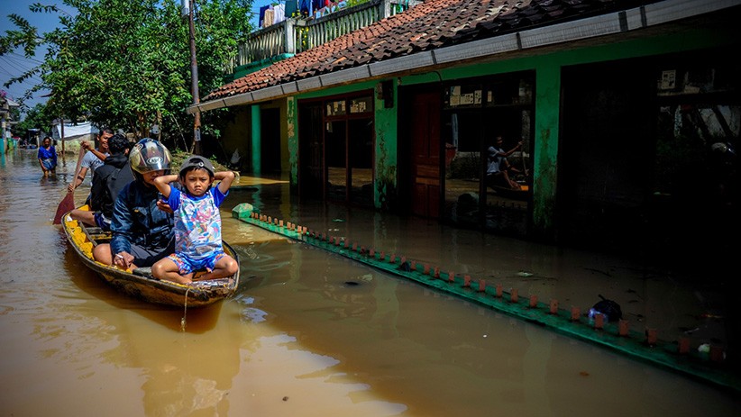 Banjir Surut Warga Bekasi Bersihkan Lumpur