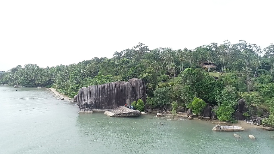 Pesona Pantai Batu Dinding Di Bangka Tawarkan Sensasi Liburan Unik Nan Menyenangkan 