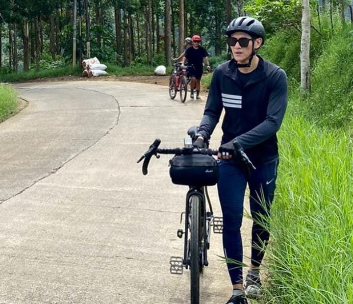 Ini Dia Artis Ganteng Sukses Yatim Sejak Kecil Tak Membuat Mereka