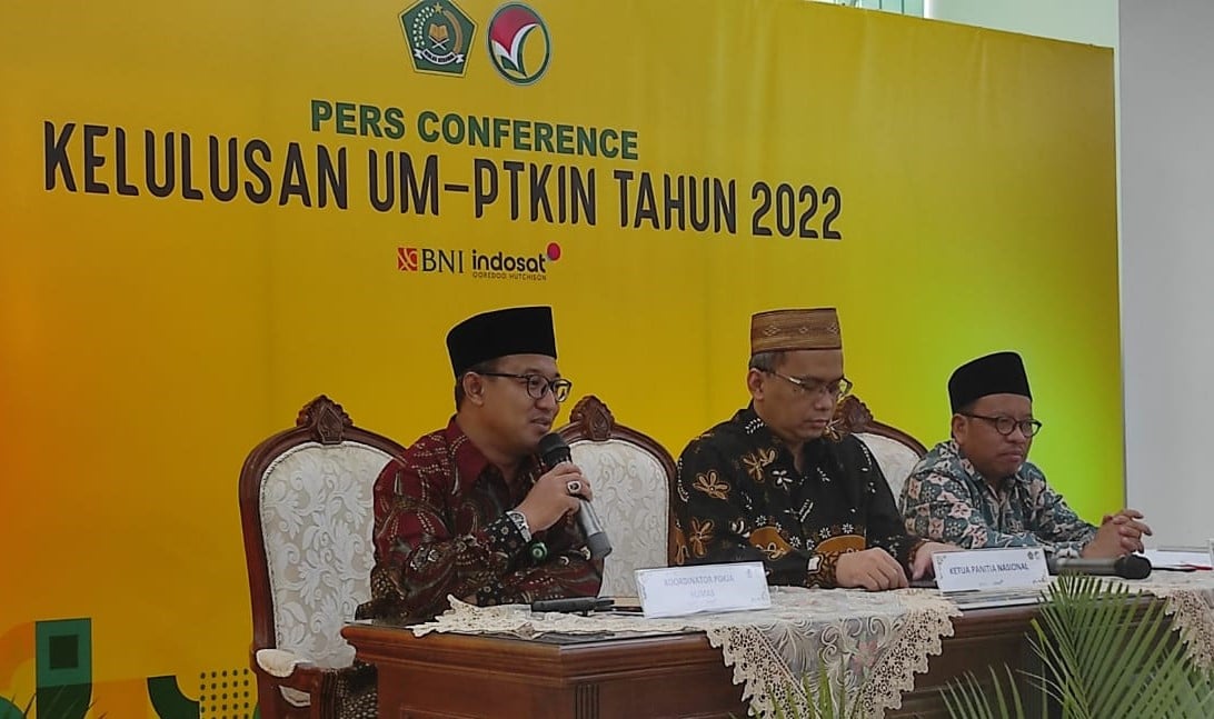 (kiri kanan) kordinator pokja Humas PMB PTKIN 2022, ketua PMB PTKIN 2022 Prof. Dr. Imam Taufiq, dan wakil rektor UIN Walisongo Prof Dr. M. Mukhsin Jamil dalamkonferensi pers