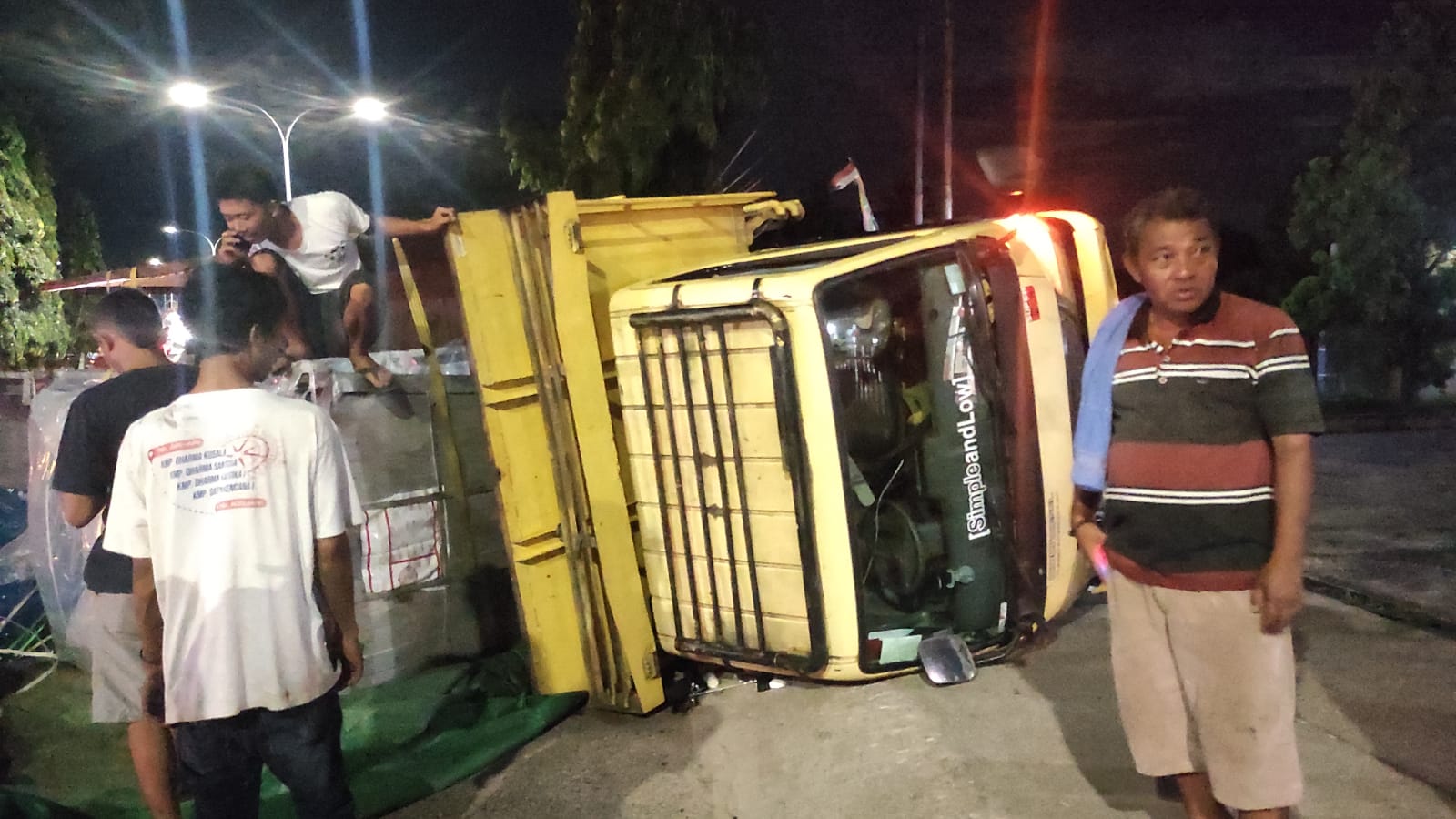 Truk Pengangkut Karet Terguling Di Depan SPBU Kampung Jawa Muntok