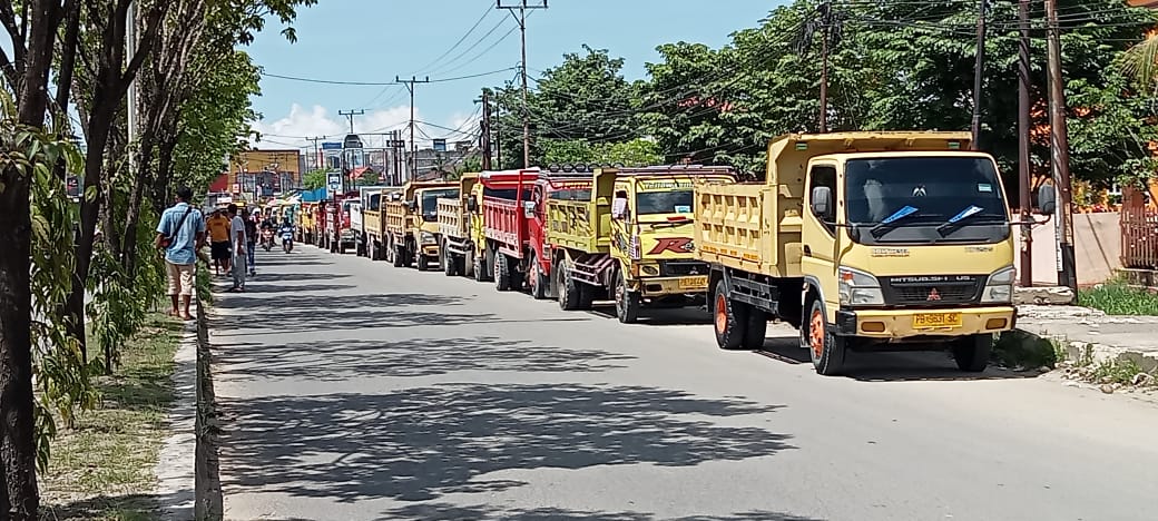 Marak Mafia Bbm Di Kota Sorong Ratusan Sopir Truk Geruduk Kantor Dprd