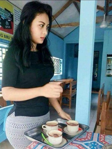 Ini Dia Wanita Cantik Penjual Kopi Nan Seksi Jadi Viral Di Medsos