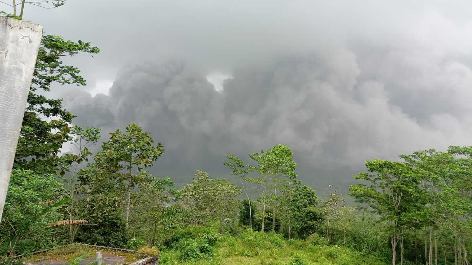 status erupsi gunung semeru naik dari level iv menjadi awas