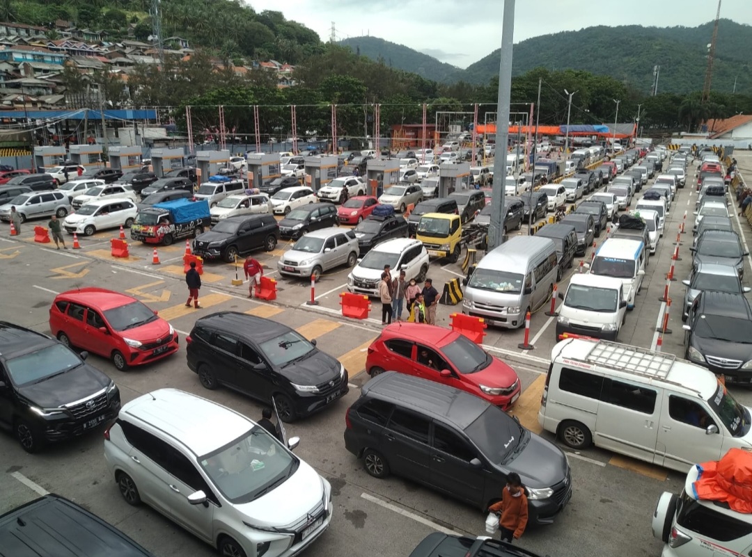 Penumpang Kapal Merak Gagal Berangkat Akibat Cuaca Buruk, Antrian ...