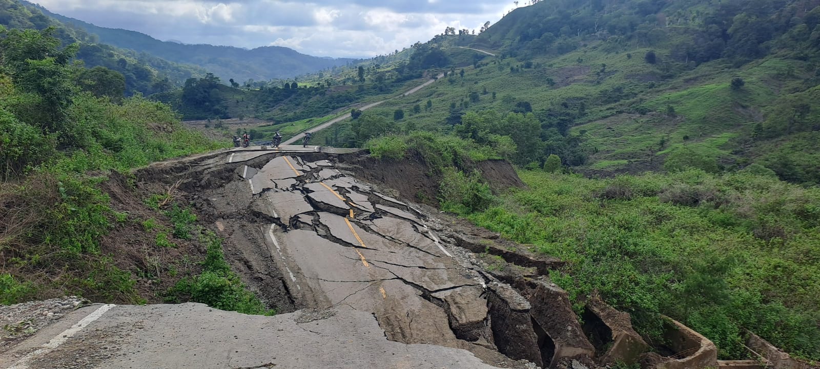 Breaking News Longsor Jalan Sabuk Merah Di Lamaknen Selatan Putus Total 0399