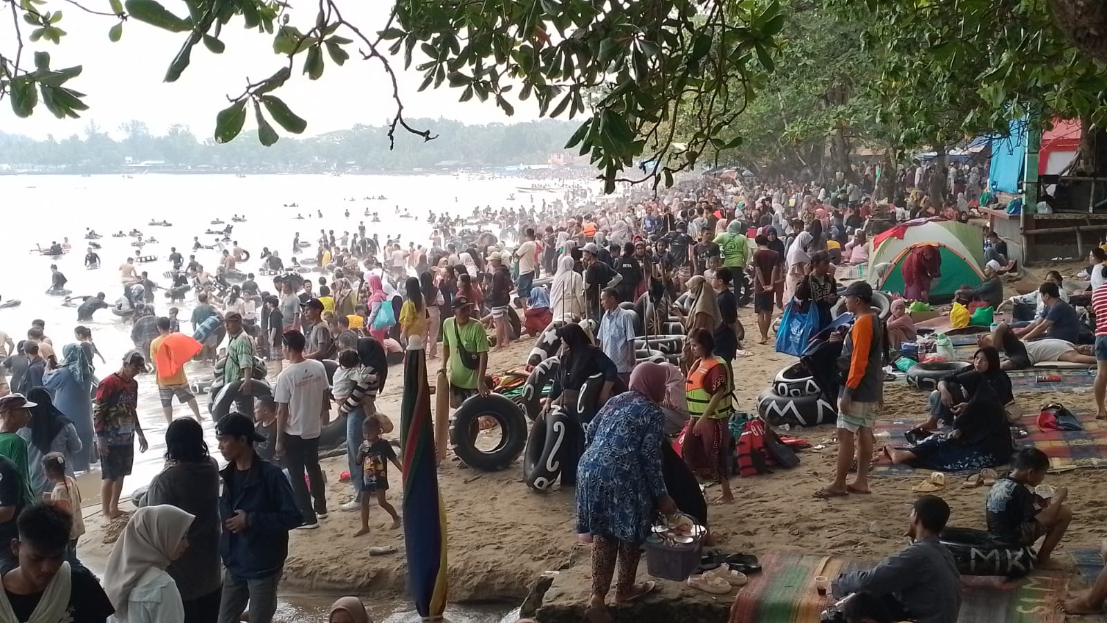 Pengunjung Mulai Membludak Kawasan Pantai Carita Dipadati Ribuan