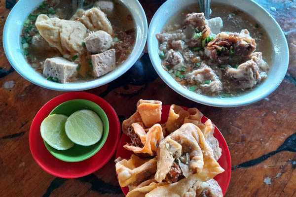 Bakso Enak Di Surabaya Timur Pentol Dan Tetelan Daging Sapinya Bikin