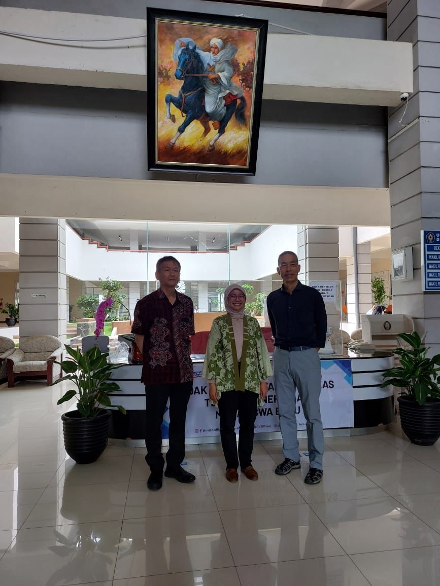 Doktor Anggun saat Bersama Mitra dari National Institute of Technology, Akashi College, Japan