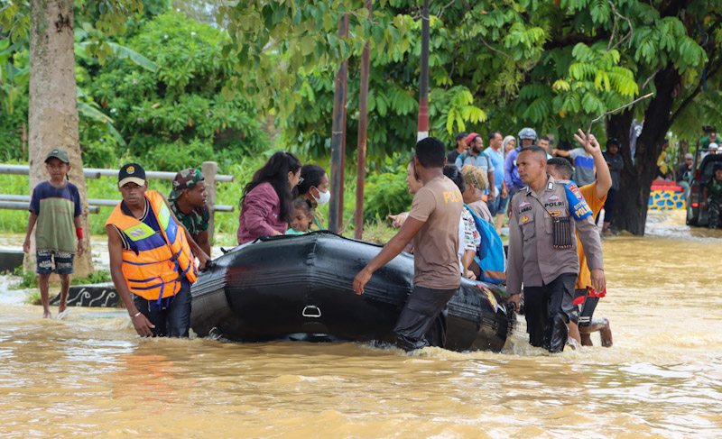 Polresta Sorong Kota Bergerak Cepat Evakuasi Warga Terdampak Banjir