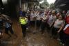 Wakapolri Kunjungi Pengungsi Korban Banjir Jakarta - Bagian 7