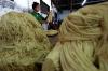 Begini Proses Pembuatan Mie Kuning Tradisional - Bagian 11