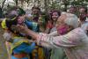 Serunya Melempar Serbuk Warna-warni di Festival Holi India - Bagian 7
