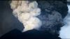 Gunung Agung Kepulkan Asap Putih dan Hitam Pekat