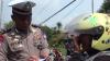 Menyamar Jadi Polisi, Petugas Kebersihan 'Tilang' Pengendara Motor