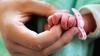 Perempuan Ini Melahirkan Bayi di Area Parkir Rumah Sakit Sendirian di Tengah Cuaca Dingin