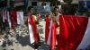 Aksi Siswa SD Negeri di Solo Mencuci Bendera Merah Putih - Bagian 2