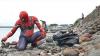 Aksi Spiderman asal Parepare Pungut Sampah di Pantai Kampanyekan Peduli Lingkungan