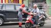 Spiderman Bagi-Bagi Masker Gratis kepada Warga Parepare