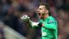Kiper Newcastle Martin Dubravka Dapat Medali meski Kalah dari MU di Final, Kok Bisa?
