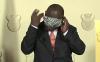 Presiden Afsel Ramaphosa Kesulitan Pakai Masker saat Siaran TV, Diolok-olok Netizen