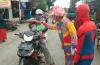Ingatkan Bahaya Covid 19, Pemuda di Pemalang Berkostum Badut Bagikan Masker