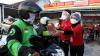 Alfamart Bagikan Takjil untuk Driver Ojek Online dan Sopir Angkot - Bagian 1