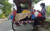 Tak Mampu Bayar Kos, Keluarga di Solo Tinggal di Becak Sewaan agar Dapat Bantuan