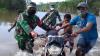 Jalan Trans Papua Terendam Banjir, Anggota TNI-Polri Bantu Warga Melintas