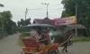 Polisi di Pasuruan Ini Distribusikan Bantuan Sembako dengan Delman