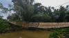 Warga Tasikmalaya Nekat Melintasi Jembatan Rusak di Desa Banjarsari - Bagian 2