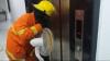 Perempuan di Surabaya Terjebak dalam Lift Rumah, Petugas Pemadam Kebakaran dan Teknisi Dikerahkan