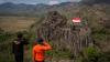 Tim SAR Kibarkan Bendera Merah Putih Raksasa di Bukit Gunung Sepikul Sukoharjo - Bagian 3