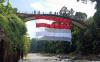 Wow, Bendera Merah Putih Berukuran Jumbo Berkibar di Jembatan Wisata Lolong