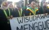 Video Mahasiswa IAIN di Cirebon Demo Wisuda Digelar Online
