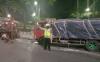 Truk Tabrak Pembatas Busway di Depan Mapolres Jakarta Barat Minggu Pagi