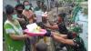 Dukung TMMD, Emak-Emak di Medan Bawa Makanan dan Minuman ke Anggota TNI