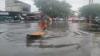 Viral Pemuda di Medan Mancing dan Berselancar saat Banjir