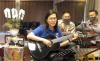 Hilangkan Penat, Sri Mulyani Suka Main Gitar Sambil Bernyanyi